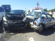 بالصور: 3 إصابات بحادث طرق بين مركبتين وشاحنة بمدينة الرملة 